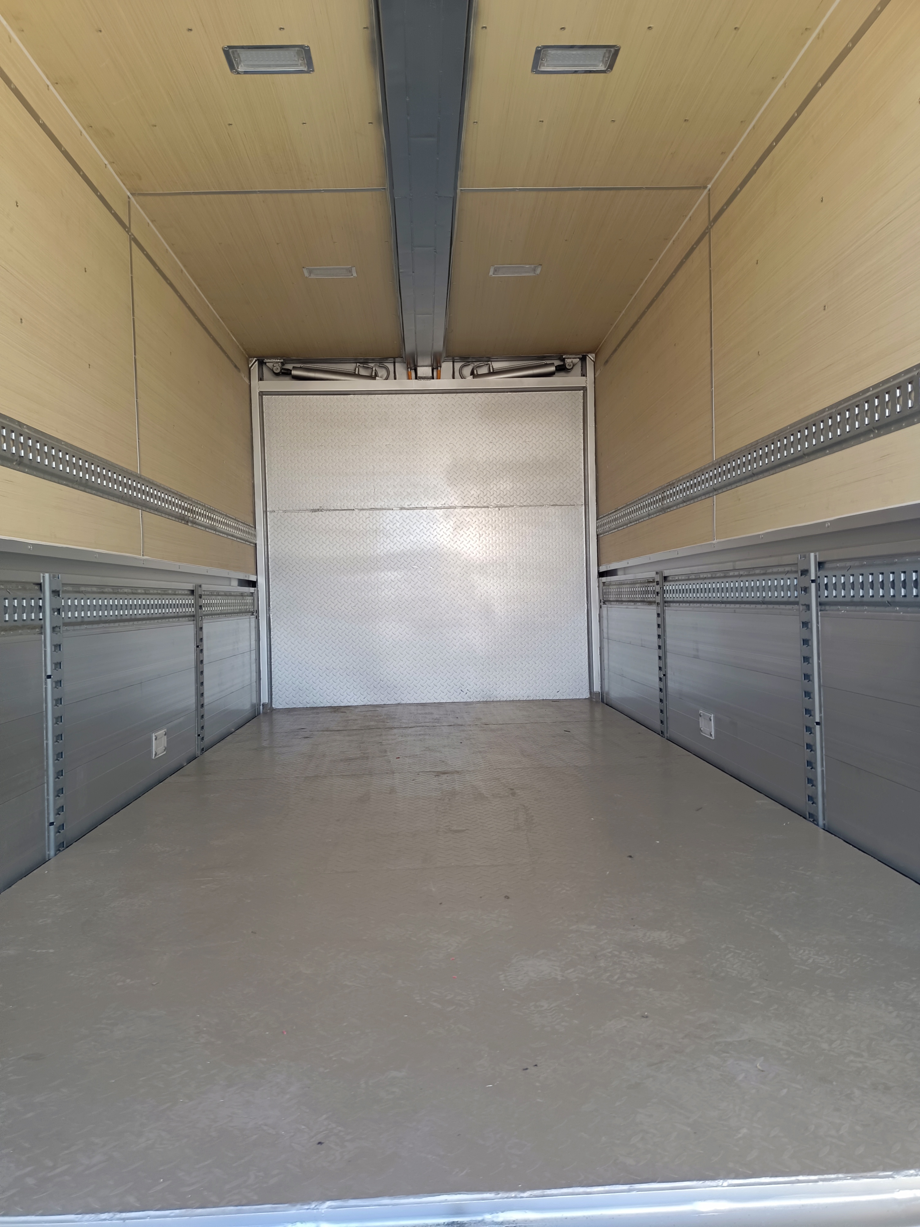 Sinotruck HOWO 4X2 Cargo Box Wing Van Truck