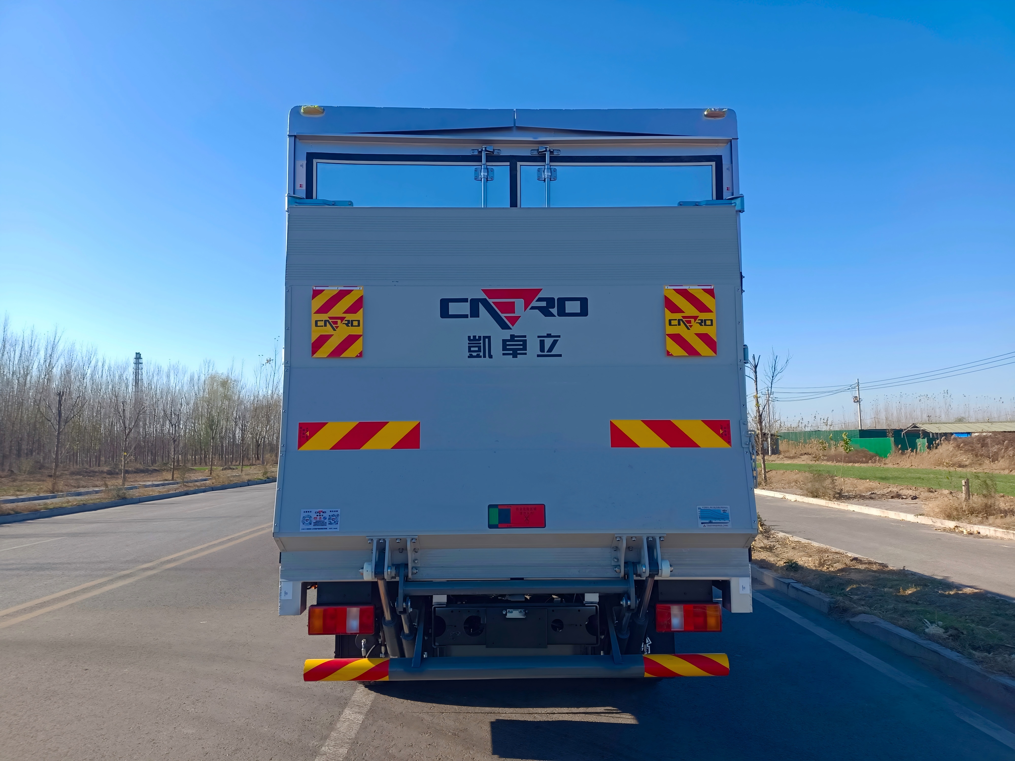 Sinotruck HOWO 4X2 Cargo Box Wing Van Truck