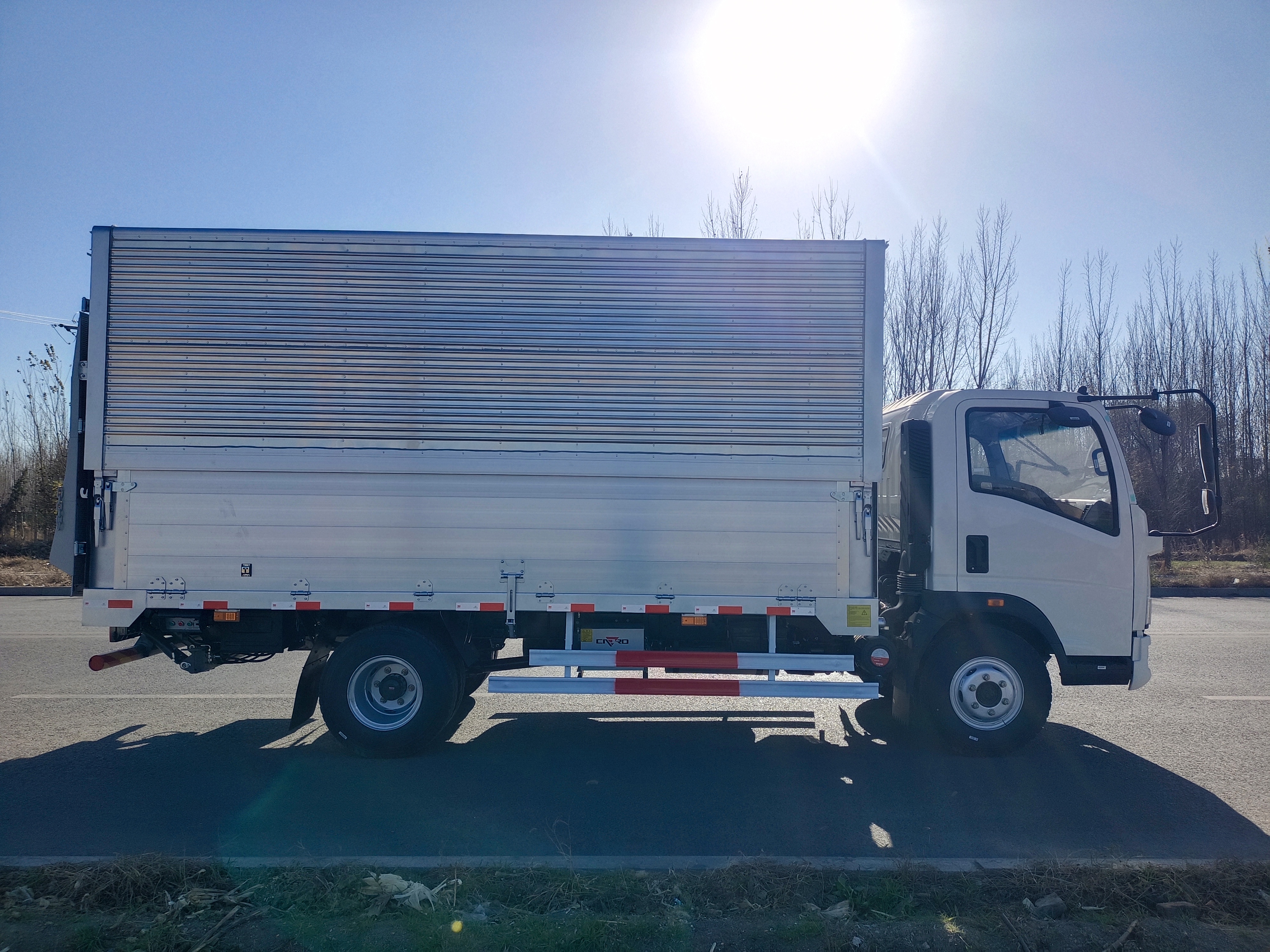 Sinotruck HOWO 4X2 Cargo Box Wing Van Truck
