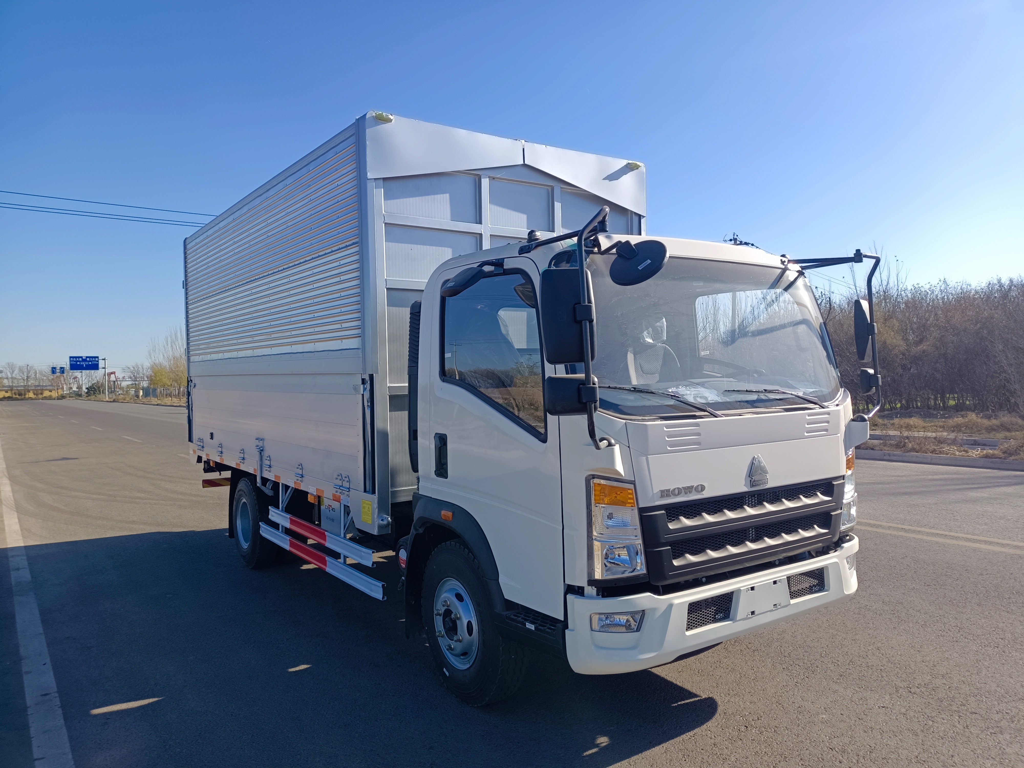 Sinotruck HOWO 4X2 Cargo Box Wing Van Truck