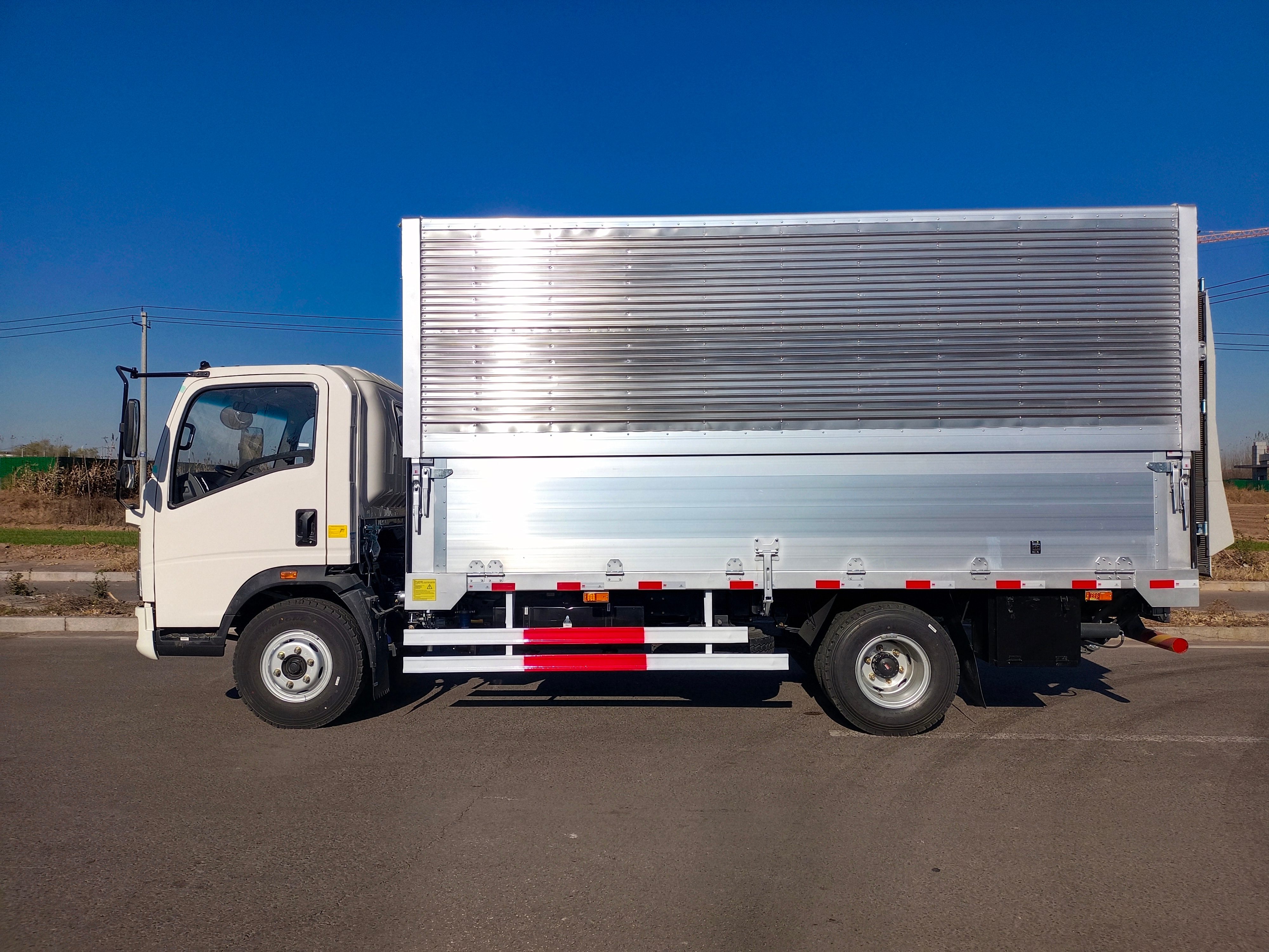 Sinotruck HOWO 4X2 Cargo Box Wing Van Truck