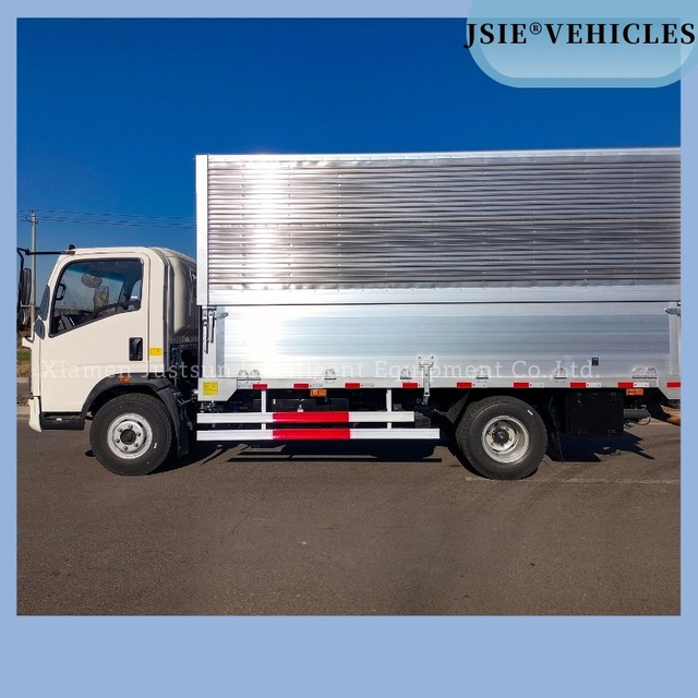 Sinotruk HOWO 4X2 Cargo Box Wing Van Truck