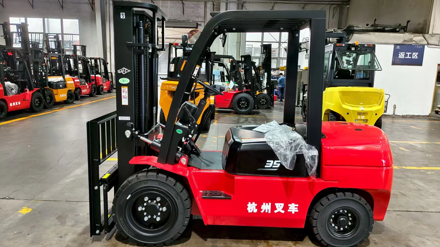 3.5-Ton Hangzhou Diesel Forklift – Reliable Power for Heavy-Duty Operations