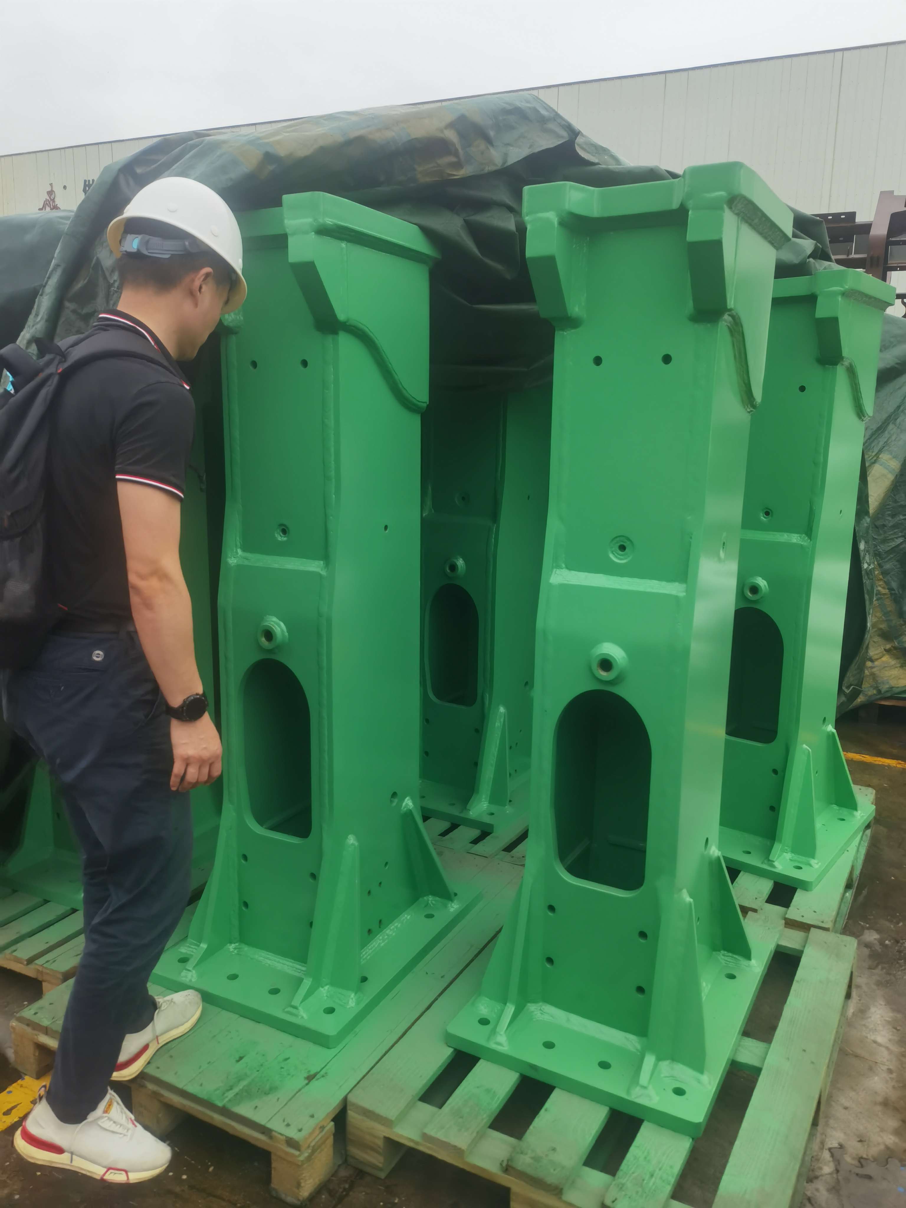 Our QC engineer is double checking all dimensions of break housing ,which is ready for shipping to Europe
