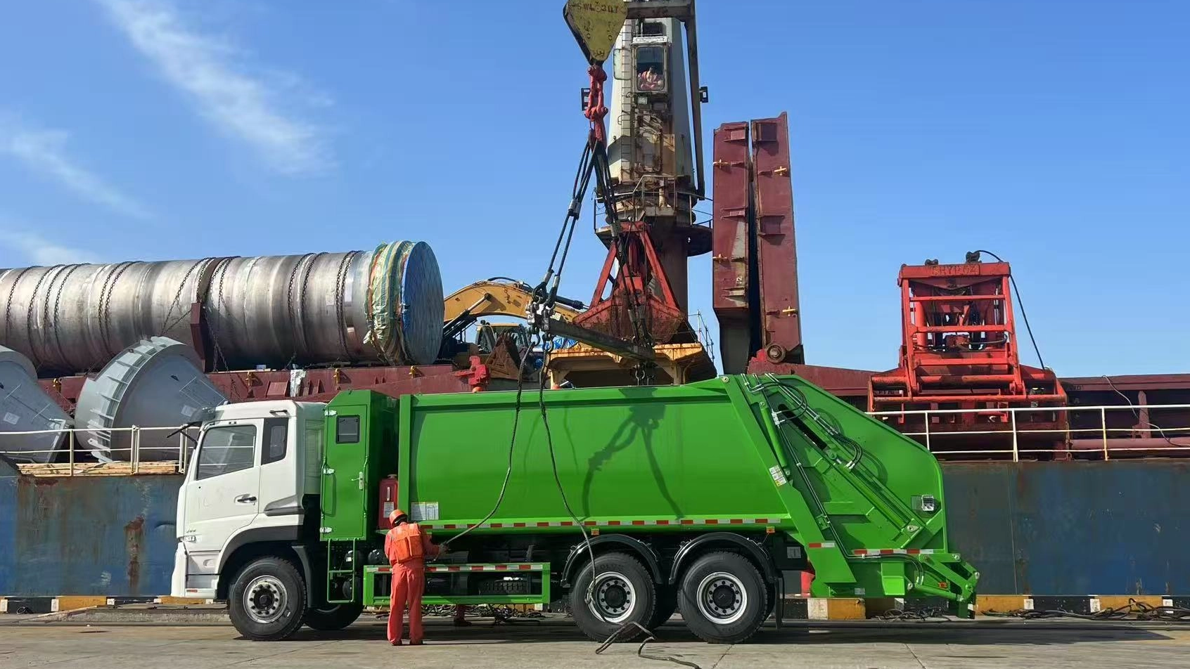 One Unit Garbage Compactor Truck is Loading for Shipping