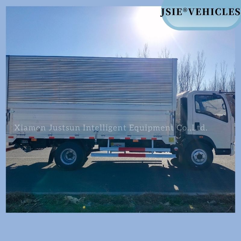 Sinotruck HOWO 4X2 Cargo Box Wing Van Truck