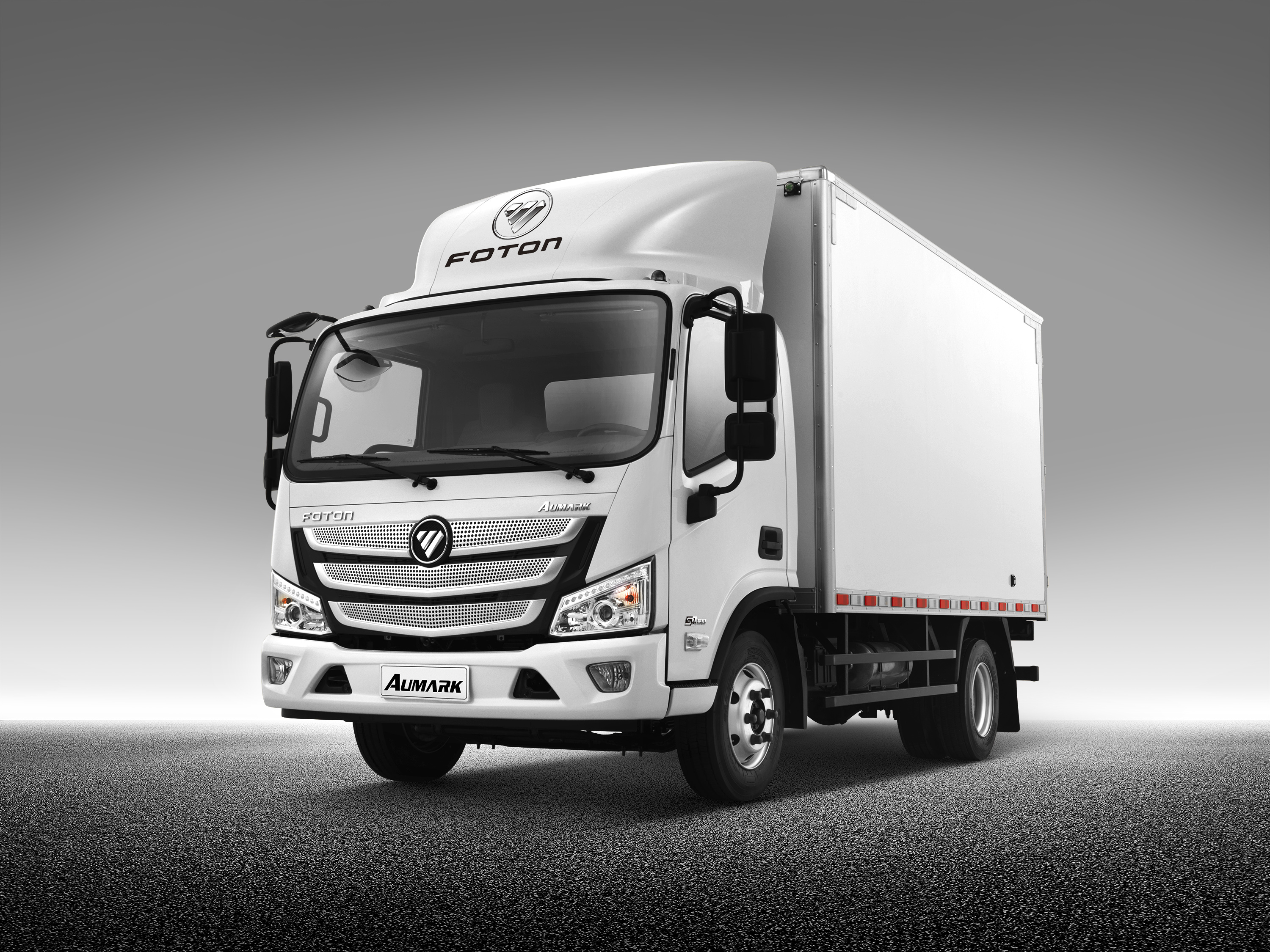 3360 White AUMARK S single-row cargo van 30&deg; left front side 3360 白 欧马可S 单排货箱车 左前侧30&deg;仰视